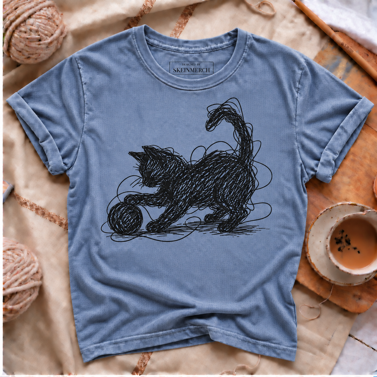 Scribble cat playing with yarn Comfort Colors T-shirt in Blue Jean