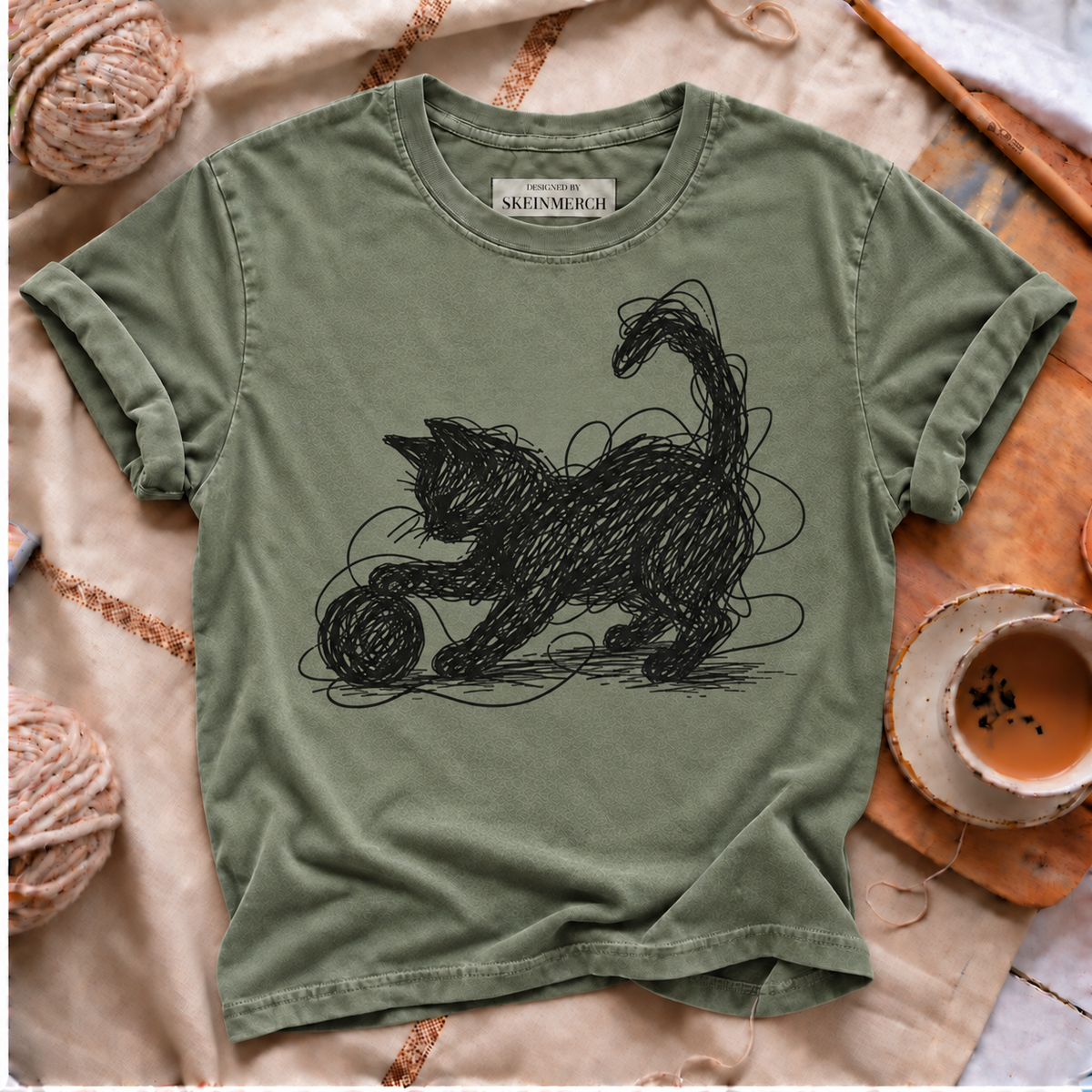 Scribble cat playing with yarn Comfort Colors T-shirt in Moss