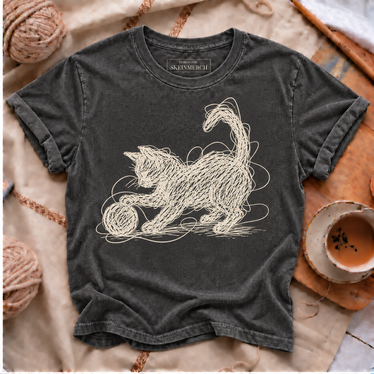 Scribble cat playing with yarn Comfort Colors T-shirt in Pepper